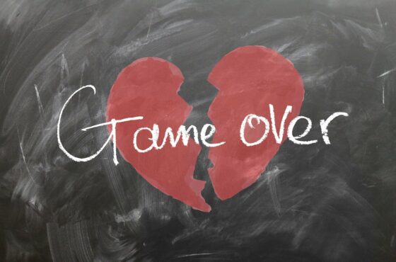 Akzeptieren: Tafel mit zerbrochenem roten Herz. Schrift: Game over